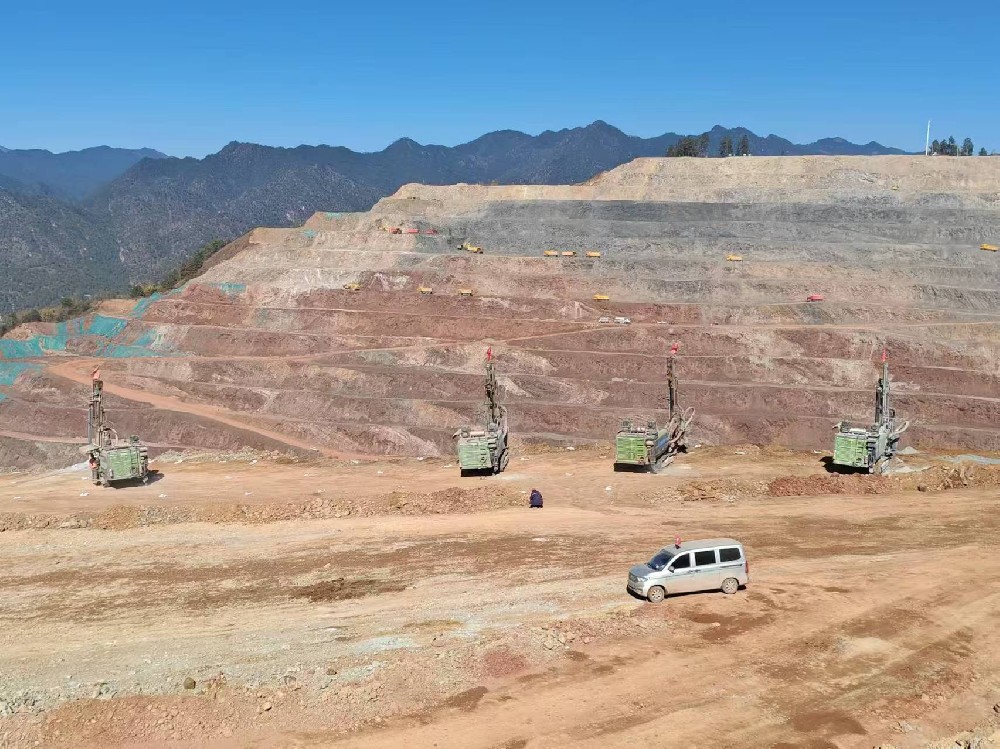 Large Open-Pit Mine Bench Drilling Construction Case